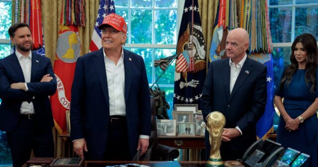 Donald Trump Action v tom, aby bol Izrael zakázaný od hrnčeka Globe Globe 

