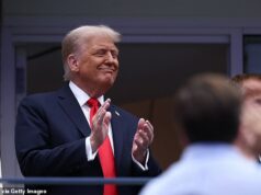 Donald Trump sa dostane do Spojených štátov Open naposledy pred Jannikom Sinnerom vs Carlosom Alcarazom v tvár … po odložení obleku v dôsledku zvýšenej bezpečnosti a bezpečnosti Trump prichádza zúčastniť sa finálového tenisového zápasu mužov medzi Alcarazom a Sinnerom