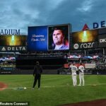 Všeobecný pohľad na hlavnú hodnotiacu tabuľku na štadióne Yankee v okamihu ticha pre Charlieho Kirka pred zápasom medzi New York Yankees a Detroit Tigers