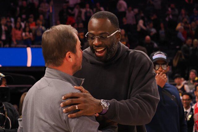 Draymond Green reaguje na ventilátor, zatiaľ čo bráni Joe Lacob (zdroj: vlákna)
