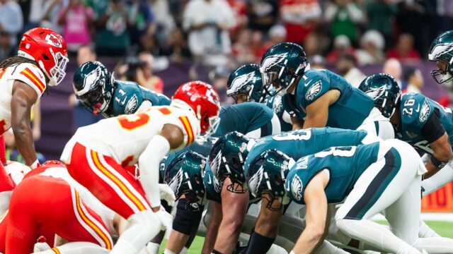 Eagles 'Tush Press sa dostane pod útok na náčelníkov Sway 


