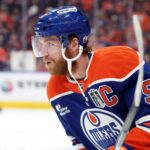 Expert verí, že Connor McDavid, Quinn Hughes, rôzne ďalšie celebrity „musia začať premiestniť oveľa viac“, v kontraste so súčasným pozadím NHL