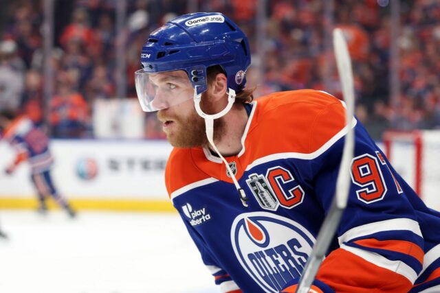 Expert verí, že Connor McDavid, Quinn Hughes, rôzne ďalšie celebrity „musia začať premiestniť oveľa viac“, v kontraste so súčasným pozadím NHL 


