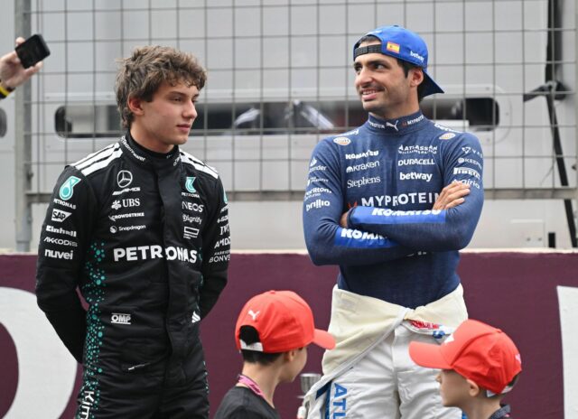 F1 Expert zamietol vstup Carlosa Sainza Mercedesa po výsledku Antonelliho Bakua 

