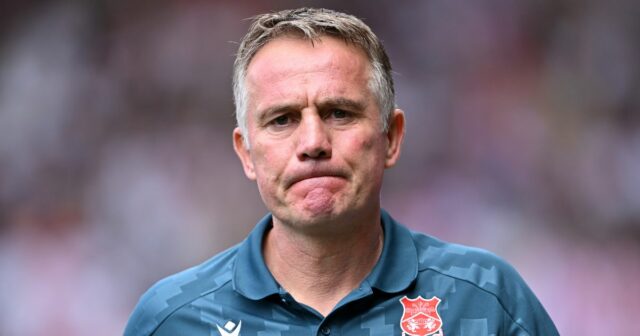 Fakt za Phil Parkinson Sack hovorí o exponovaných polohe Wrexham Crystal Clear 

