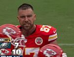 Flaming Travis Kelce ho zbavuje s kolegami náčelníkov a hodí svoju bezpečnostnú prilbu do divokého výbuchu po celej videohre Eagles