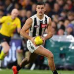 Superstar Collingwood Nick Daicos (na obrázku) použil farebný jazyk na vysielaní kanála 7 po tom, čo Magpies triumfovali nad vranami