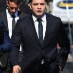 Brandon Smith je vo štvrtok ráno vyobrazený mimo Magistrátny súd Southport