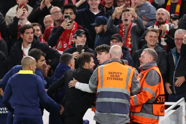 Fuming Diego Simeone udržiaval späť bezpečnosťou a bezpečnosťou, keď sa Fuming Diego Simeone udržiaval späť bezpečnosťou a bezpečnosťou, keď sa stretol s nasledovníkmi Liverpoolu