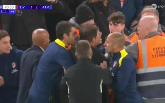 Fuming Diego Simone držal späť bezpečnosť, keď narazil na sledovateľov Liverpoolu 

