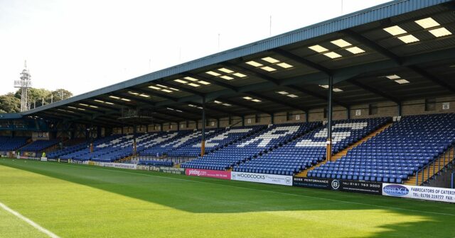 Futbalista „v globe svojho vlastného“ zaberá výlet 200 míľ do Futbalista „v globe svojho vlastného“ zaberá výlet 200 míľ do nesprávnej komunity na oblečenie