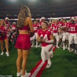 Nebraska tesný koniec Luke Lindenmeyer dramaticky navrhuje jeho priateľke roztlieskavačky
