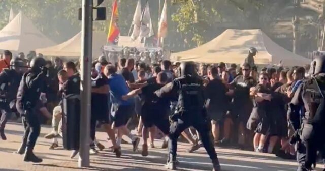 Futbaloví sledovatelia sa stretávajú s problémami policajtov v hrozných scénach pred konfliktom organizácie Champions Organization 

