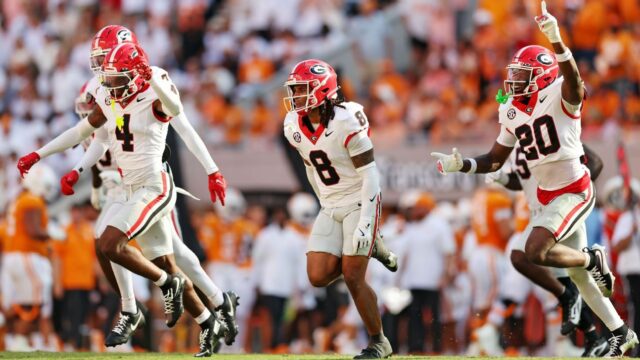 Georgia Bulldogs Cap Rally, vedúci dobrovoľníci Tennessee v OT 

