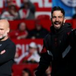 Pep Guardiola a Ruben Amorim stoja blízko seba na dotykovej línii.
