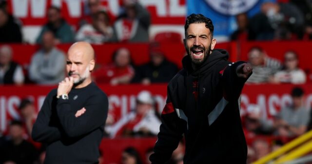 Pep Guardiola a Ruben Amorim stoja blízko seba na dotykovej línii.