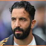 Guy United Supervízor Ruben Amorim informuje Kobbie Mainoo, aby podporil