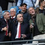 Jason Wilcox (vľavo) poslal správu Sir Jim Ratcliffe (vpravo) pri nedávnom hosťovom vystúpení
