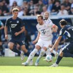 Harry Kane Ratings deväť Bayern Mníchov klobúk, ktorý obklopuje Cristiano Ronaldo a Erling Haalandov dokument