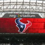 Texas sa rozhodol, že nebude menovať Charlieho Kirka, keď v pondelok večer drží chvíľu ticha