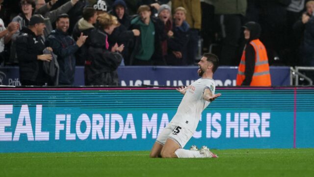 Hrnček Carabao: Swansea omráči lesnú les Hrnček Carabao: Swansea omráči lesnú les