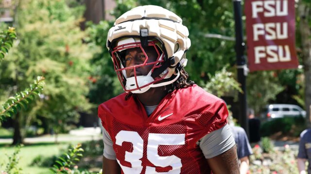 Informácie o futbale univerzity: Florida State Honors Ethan Pritchard počas videohry 

