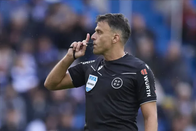 Jesús Gil Manzano pre rozhodcu UEFA Champions Organization Clash medzi AS Monako a Manchester City v organizačnej fáze 

