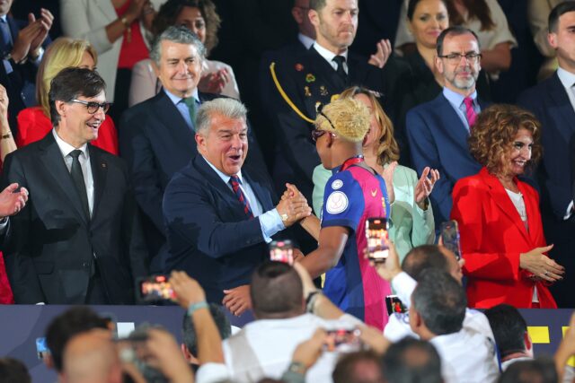 Joan LaPorta Daj upgrade na Barcelone Vráťte sa späť do Spotify Camp Nou 


