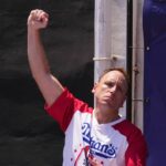 Joey Chestnut zje 275 nuggetov v videohre Dodgers-Giants