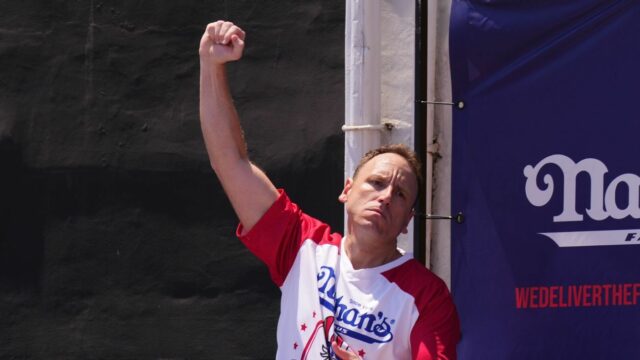 Joey Chestnut zje 275 nuggetov v videohre Dodgers-Giants 

