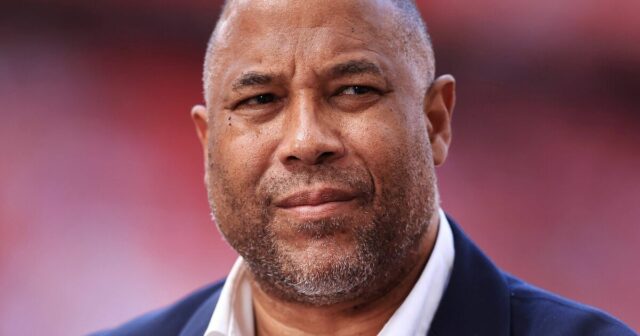 John Barnes uviedol, že Symbol Liverpool a Anglicko získavajú veľké finančné dlhy | Futbal | Športová aktivita 

