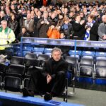 Jose Mourinho utrpel zranenie pri prvom návrate späť k mostu Stamford, ktorý sa mu v Chelsea Star ospravedlnil