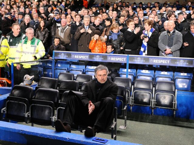 Jose Mourinho utrpel zranenie pri prvom návrate späť k mostu Stamford, ktorý sa mu v Chelsea Star ospravedlnil 

