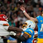 Justin Herbert vyžaruje, keď nabíjačky získavajú AFC West v Sao Paulo