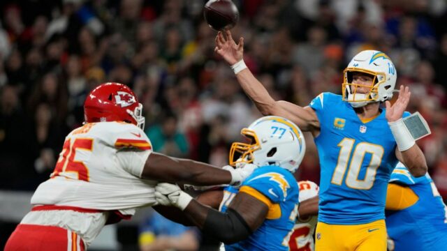 Justin Herbert vyžaruje, keď nabíjačky získavajú AFC West v Sao Paulo 

