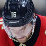 Kapitán Panthers Aleksander Barkov (noha) si vyžaduje pomoc opustenie ľadu