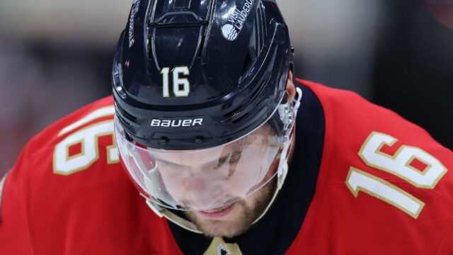 Kapitán Panthers Aleksander Barkov (noha) si vyžaduje pomoc opustenie ľadu 

