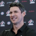 Kapitán Sidney Crosby robí jeho pocity uznávané na rukoväti jednej hry Marc-Andre Fleury Pittsburgh Penguins