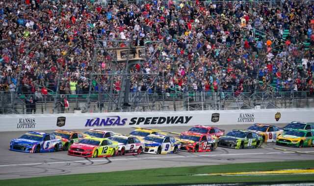 Kedy začne závod z kolekcie hrnčekov Kansas Speedway College? 

