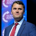 Komunita NFL WAMPRETE neznížila vlajku pre Charlieho Kirka, okolité komunity