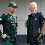 Joe Clarke (vľavo) sa pripojil k hlavnému trénerovi Peterovi Mooresovi, ktorý sa zaviazal k Nottinghamshire