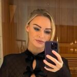 Laura Woods sa zviaza v priehľadných červených kobercoch a necháva málo kreativity