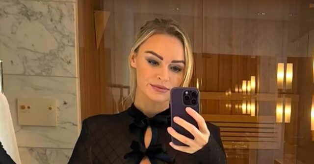 Laura Woods sa zviaza v priehľadných červených kobercoch a necháva málo kreativity 

