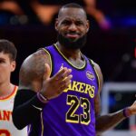 LeBron James prevádzkuje rukavicu od bývalej reportérovi tlačového reportéra nad Čínou esej