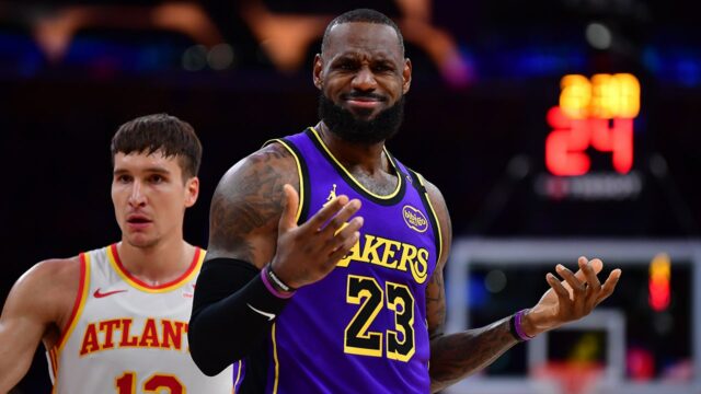 LeBron James prevádzkuje rukavicu od bývalej reportérovi tlačového reportéra nad Čínou esej 

