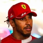 Lewis Hamilton sa zameriava na počiatočnú platformu Ferrari v azerbajdžanskom praktickom praktickom a napriek poškodeniu počiatočného nastavenia