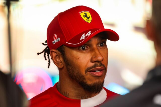 Lewis Hamilton sa zameriava na počiatočnú platformu Ferrari v azerbajdžanskom praktickom praktickom a napriek poškodeniu počiatočného nastavenia 

