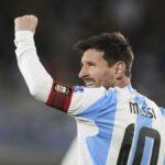 Lionel Messi Skeptical pri hraní v roku 2026 hrnček Globe