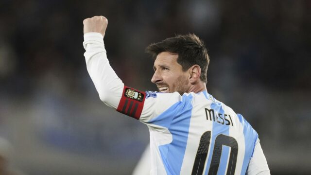 Lionel Messi Skeptical pri hraní v roku 2026 hrnček Globe 

