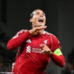 Virgil van Dijk bol hrdinom v stredu večer, keď Liverpool v tejto sezóne udržal svoje neuveriteľné rekord
